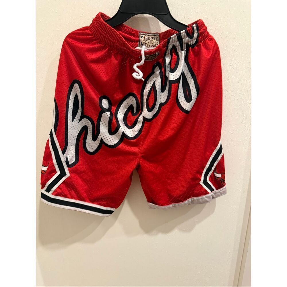 Mitchell & Ness Youth Chicago Bulls 1996 Basketball Shorts Red White Black 14/16